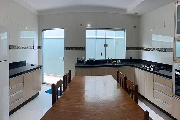 Casa individual com 3 quartos, ar-condicionado e garagem