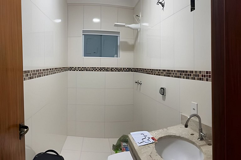 Casa individual com 3 quartos, ar-condicionado e garagem