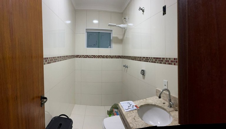 Casa individual com 3 quartos, ar-condicionado e garagem
