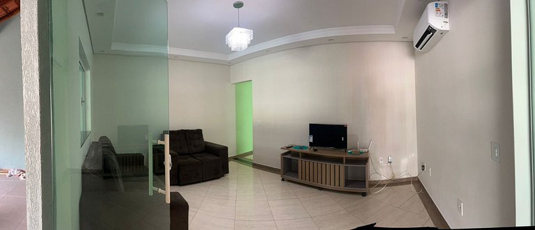 Casa individual com 3 quartos, ar-condicionado e garagem