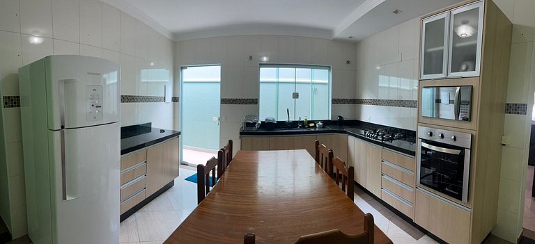 Casa individual com 3 quartos, ar-condicionado e garagem