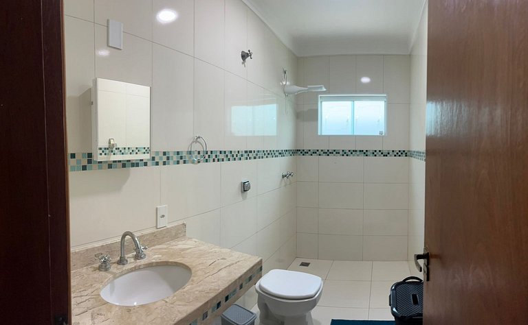 Casa individual com 3 quartos, ar-condicionado e garagem