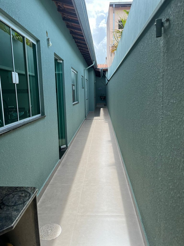Casa individual com 3 quartos, ar-condicionado e garagem