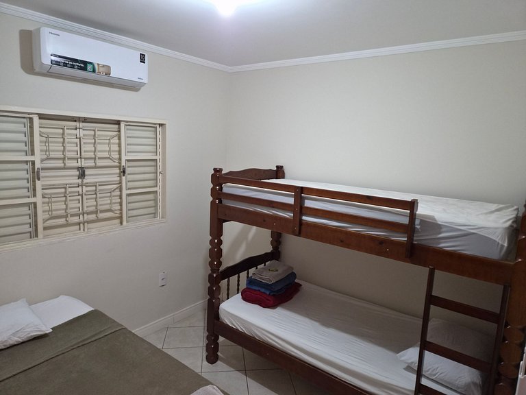 Casa com 2 quartos e ac próxima ao distrito